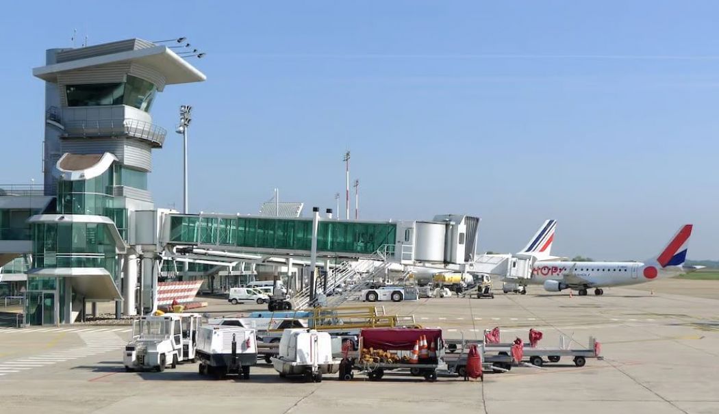 Alertă cu bombă pe aeroport. Mai mulţi europarlamentari români nu au putut coborî din aeronavă - alerta-bomba-1741604139.jpg