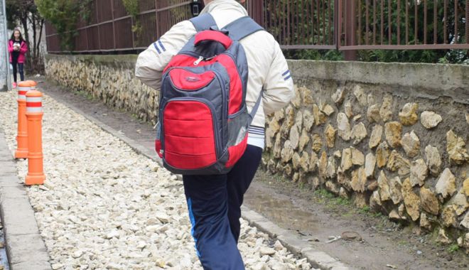 Alertă în cartierul Inel II. Polițiștii caută  un individ care a amenințat  mai mulți copii cu un cuțit - alertainel-1545239899.jpg