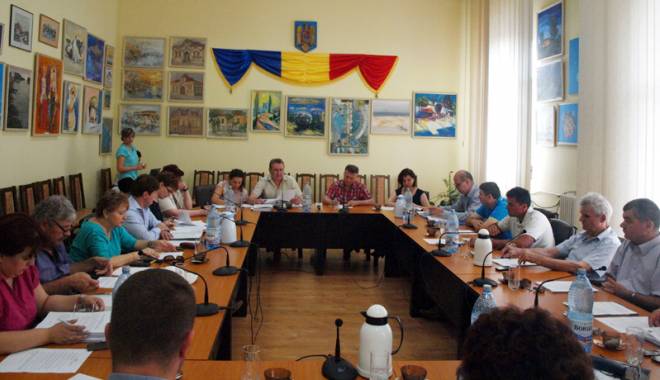 Aleșii locali  din Medgidia  au rectificat bugetul spitalului - alesiilocalidinmedgidia41-1415723991.jpg