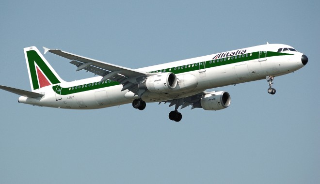 Zeci de angajați ai Alitalia, reținuți pe motiv cu au furat din bagaje - alitalia-1367676685.jpg