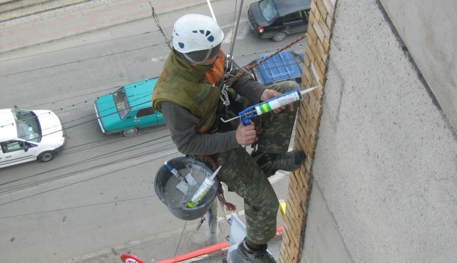 Constănțeanul care a tăiat coarda unui alpinist utilitar, obligat să plătească daune morale - alpin-1358115287.jpg