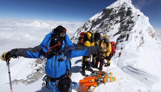 Cea mai tânără echipă românească va escalada Everestul în 2014 - alpinism-1382462707.jpg