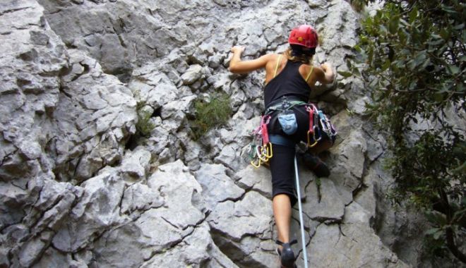 Alpiniști loviți de pietre. Femeie cu traumatism cranio-cerebral, inconștientă - alpinism100084528100-1522994418.jpg