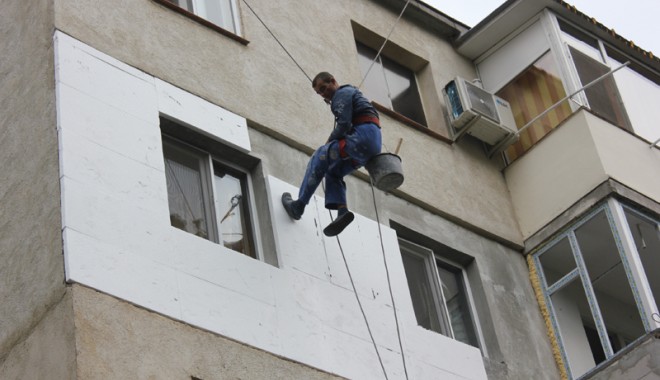 Încep reabilitările termice la Cernavodă - alpinist-1363269812.jpg