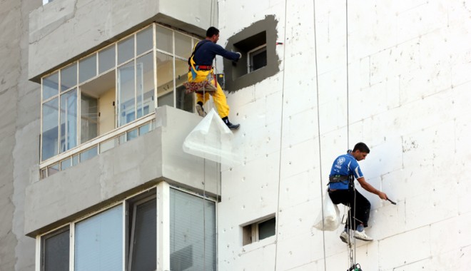Cum vă puteți reabilita termic apartamentul pe bani europeni - alpinistiizolatieexterioarablocu-1371481942.jpg