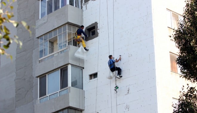 Declin de 2,8% în sectorul construcțiilor - alpinistiizolatieexterioarablocu-1381225599.jpg