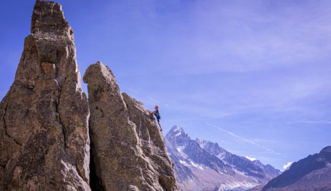 Un alpinist a primit jumătate dintr-o comoară de pietre prețioase, găsită pe Mont Blanc - alpinistmontblanc-1638815442.jpg