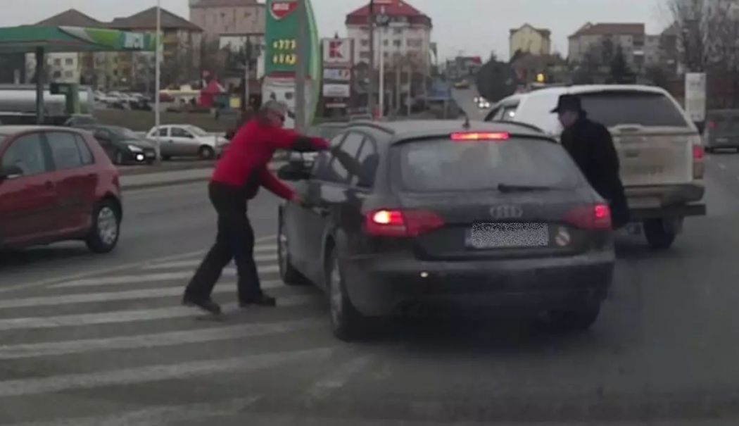 Bărbat înjunghiat în trafic, în urma unei altercaţii. Trei persoane au fost arestate