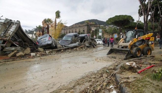 12 persoane sunt date dispărute după o alunecare de teren în Italia - alunecare-1669556700.jpg
