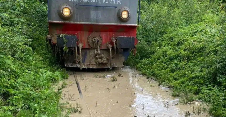 Alunecare de teren pe calea ferată: Circulația trenurilor este blocată - alunecare-teren-1748426950.jpg