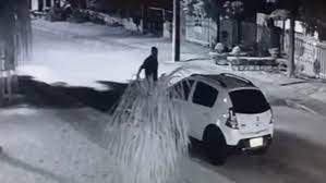 O femeie și-a prins soțul cu amanta și i-a distrus mașina în timp ce el o înșela cu cea mai buna prietenă a ei - amant-1670954384.jpg