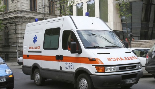 Bătrân accidentat pe strada Dezrobirii - amb-1354104569.jpg