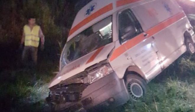 Ambulanță condusă de un ȘOFER BEAT, implicată într-un grav accident rutier - amb-1539750576.jpg