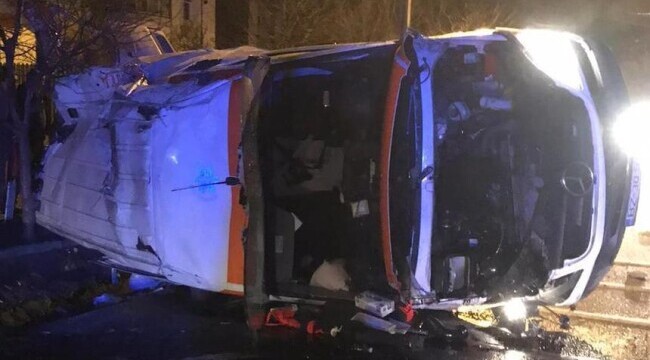 O ambulanţă care transporta o pacientă cu COVID s-a răsturnat. Femeia a murit - amb-1613549046.jpg