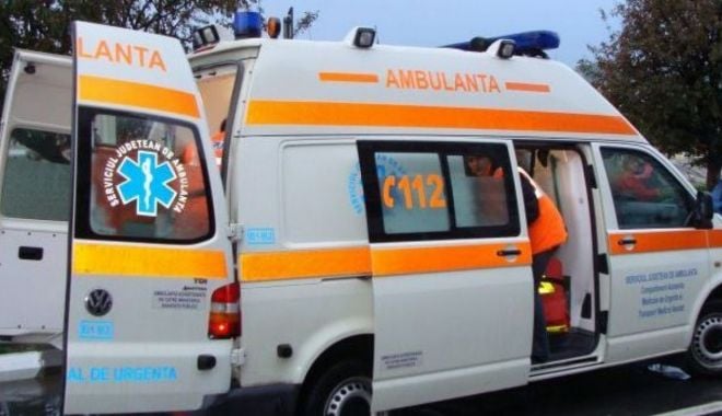Patru persoane au ajuns la spital după ce au fost lovite de artificii - amb-1627626692.jpg