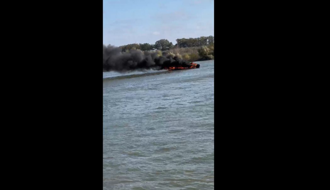 Incendiu la o ambarcațiune, pe canalul Mila 35. Două persoane s-au autoevacuat - ambarcatiune-1730026486.png