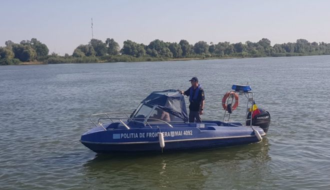 Ambarcațiune cu trei adulți și trei copii, rămasă fără combustibil pe Dunăre - ambarcatiuneramasa-1566149402.jpg