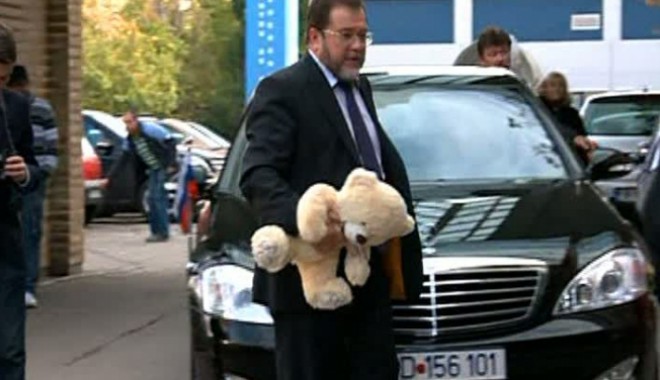 Ambasadorul Rusiei, cu un ursuleț de pluș la studenta lovită pe trecerea de pietoni - ambasadorul06616900-1351699242.jpg