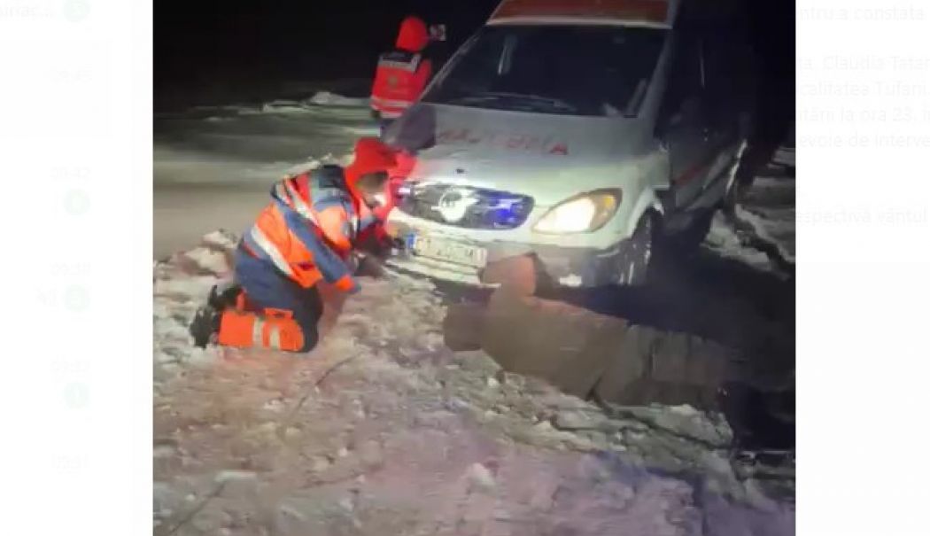 O ambulanţă a rămas blocată în zăpadă pe un drum din judeţul Constanţa - ambu-1739865668.jpg