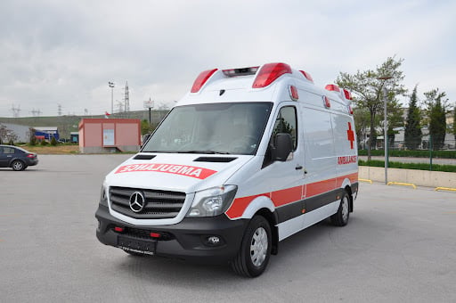Copil operat de urgență după ce a înghițit magneți pentru o provocare de pe TikTok - ambulance-1631709035.jpg