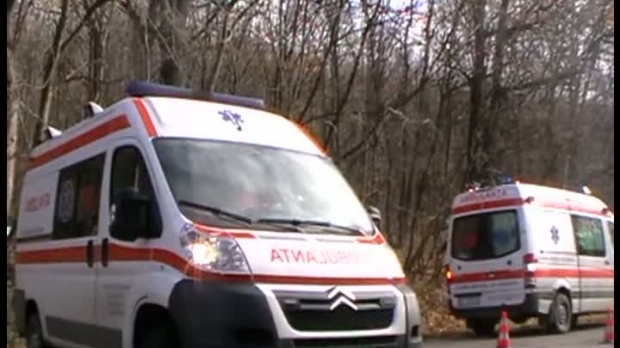 ACCIDENT RUTIER GRAV /Cinci persoane rănite, una încarcerată - ambulancia38938400-1499699696.jpg