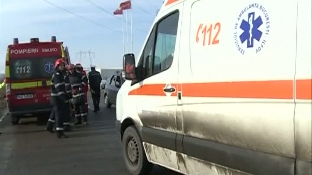 TIR răsturnat pe autostradă! Șoferul a murit pe loc și a rămas prins în cabina zdrobită - ambulans17537900-1522132104.jpg