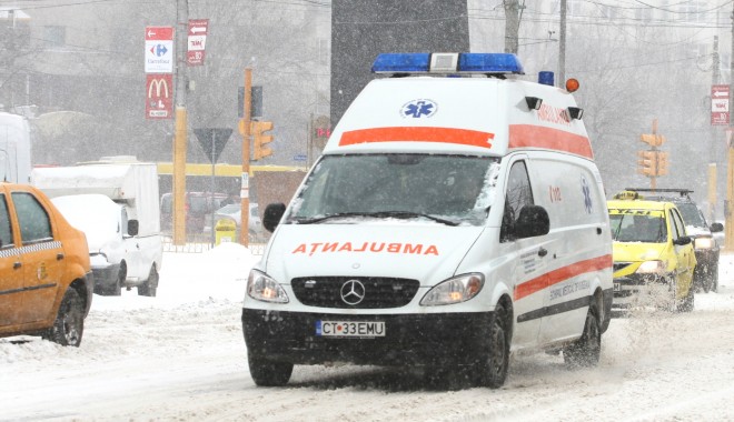 O persoană a intrat în șoc hipotermic pe A2 - ambulanta-1327582461.jpg