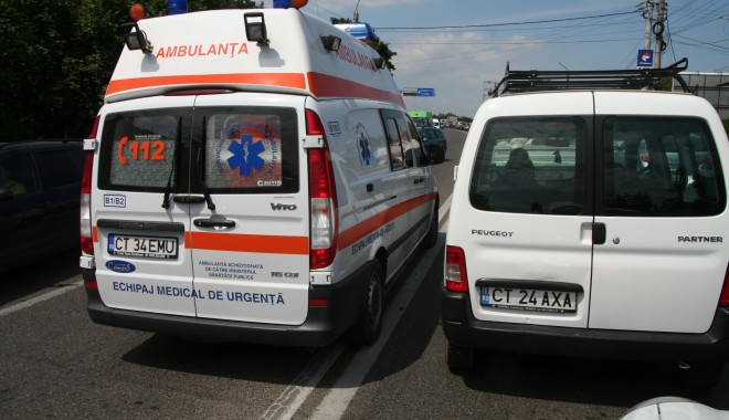 Lovită de o mașină pe trecerea de pietoni - ambulanta-1341840184.jpg