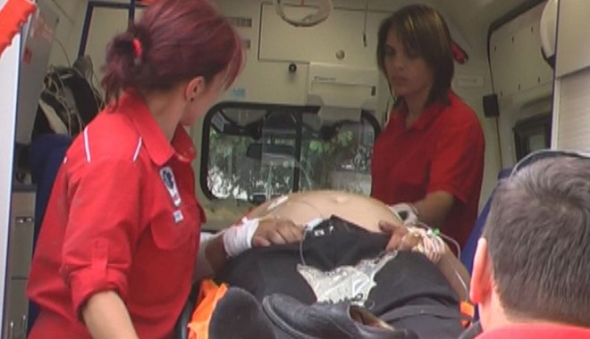 Bătrân lovit  de o mașină pe bulevardul Aurel Vlaicu - ambulanta-1344289912.jpg