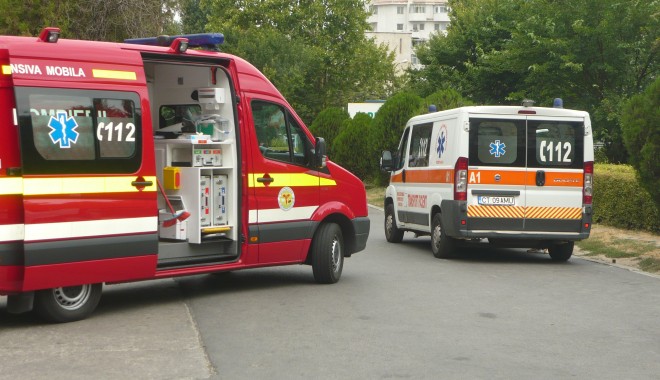 Copilul căruia i-a explodat un proiectil în mână se află în operație - ambulanta-1344418133.jpg