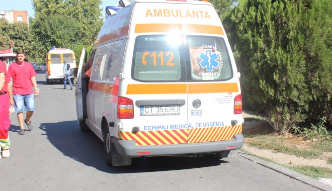 Copil de 8 ani, călcat pe trecerea de pietoni - ambulanta-1349178039.jpg