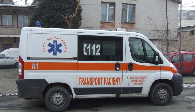 Doi frați, loviți în plin de un șofer fără permis auto. Unul a murit, iar celălalt este grav rănit - ambulanta-1356528192.jpg