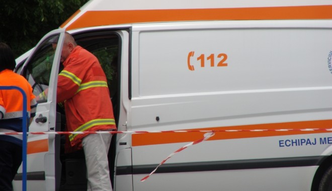 Elevă lovită de mașină în curtea școlii - ambulanta-1366637278.jpg
