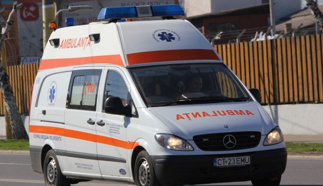 ȘI-A TĂIAT GÂTUL ȘI VENELE, într-un apartament din cartierul Poarta 6 - ambulanta-1374406630.jpg