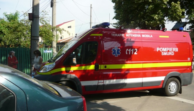 O fetiță de 6 ani a ajuns în comă alcoolică la spital după ce un vecin i-a dat să bea - ambulanta-1384006788.jpg