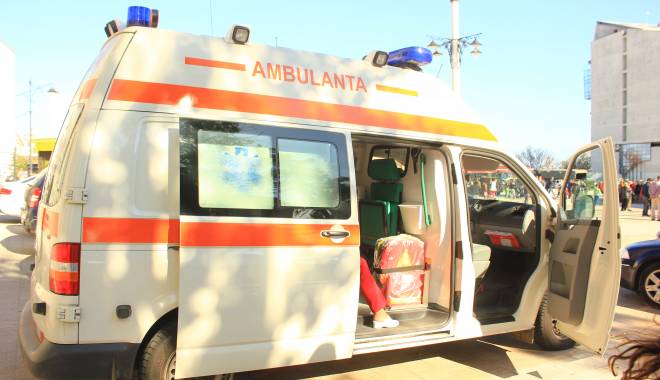 Un șofer din Constanța s-a izbit cu mașina în pom - ambulanta-1454237670.jpg
