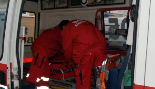 Un tânăr s-a aruncat de la etaj, în urma unui conflict cu părinții - ambulanta-1458480310.jpg