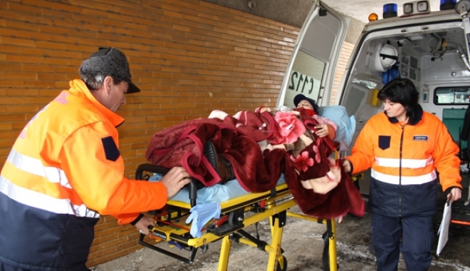 SCENE ȘOCANTE. O ADOLESCENTĂ S-A ARUNCAT DE LA ETAJUL ZECE. BRAȚUL DREPT I-A FOST SMULS ÎN CĂDERE - ambulanta-1466578239.jpg
