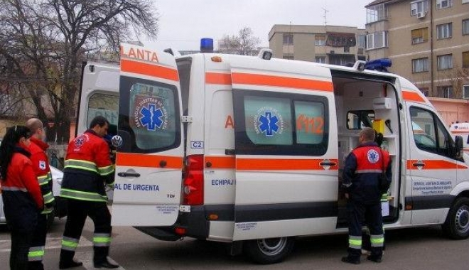 A MURIT DUPĂ CE A CĂZUT PE SCĂRI - ambulanta-1476695328.jpg