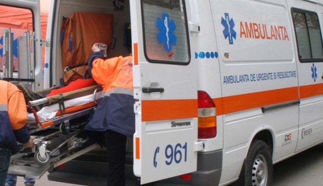 A vrut să-și sacrifice porcul de Crăciun cu o armă de vânătoare, dar și-a nimerit fiul! - ambulanta-1481614693.jpg