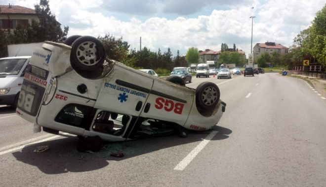 Grav accident rutier. Ambulanță făcută praf de un Audi Q7 - ambulanta-1494519972.jpg