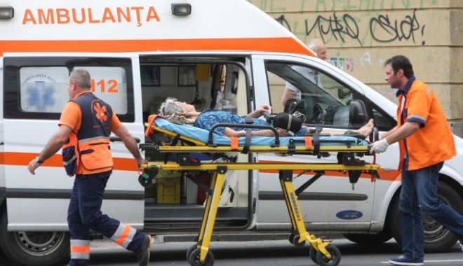 AMBULANȚA CONSTANȚA, SUFOCATĂ DE SOLICITĂRI. TOT MAI MULȚI OAMENI SE SIMT RĂU! - ambulanta-1502114635.jpg