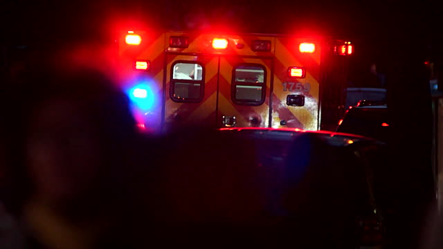 O mamă ȘI-A ARUNCAT COPILUL DE PATRU ANI DE LA BALCON, iar apoi s-a sinucis - ambulanta-1521902405.jpg