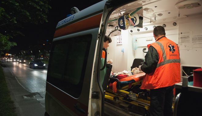 MOARTĂ în casă, găsită de pompieri! - ambulanta-1567794005.jpg