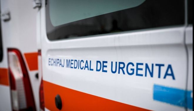 Un șofer băut a provocat un accident rutier grav. Doi bebeluși de patru luni au ajuns la spital - ambulanta-1593584404.jpg