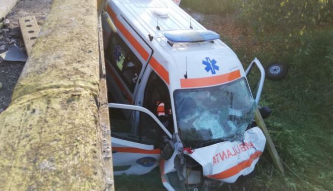 O ambulanță care transporta un pacient cu COVID-19 a căzut de pe un pod după ce s-a ciocnit cu o mașină - ambulanta-1597299516.jpg