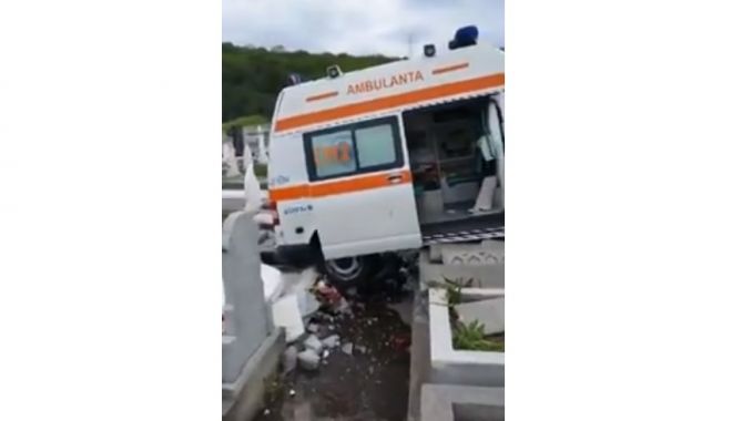 Cruci distruse, după ce o ambulanță a ajuns ... în cimitir - ambulanta-1683374587.jpg