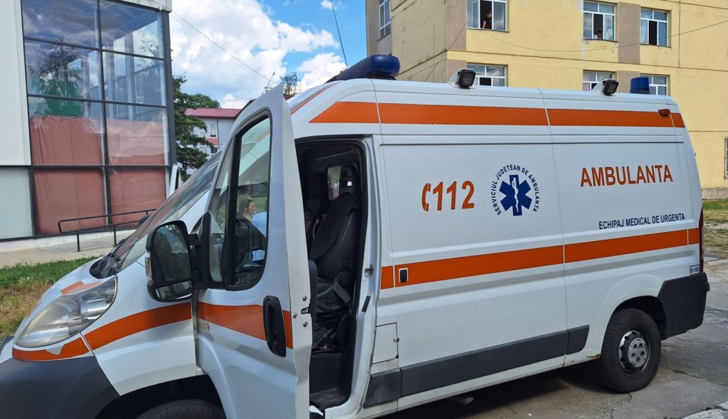 Copil afalt în cărucior lovit de mașină în Tomis Plus - ambulanta-1721239939.jpeg