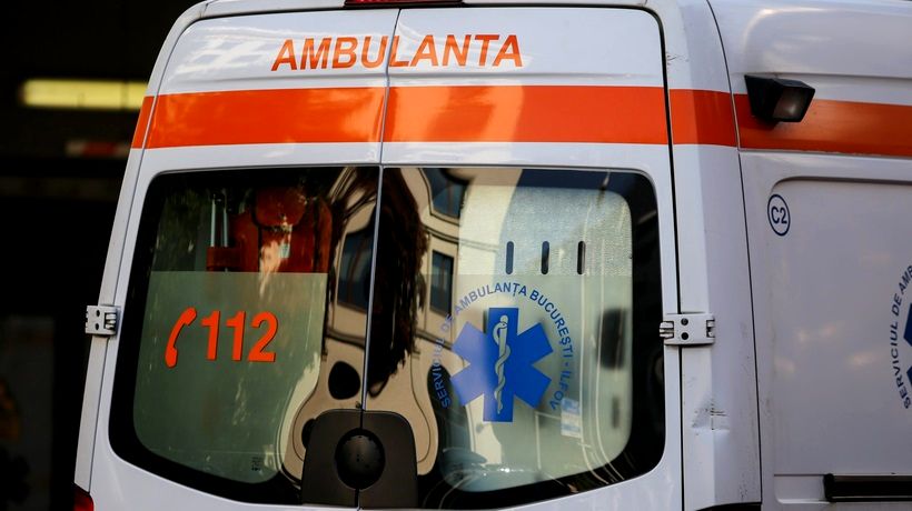 Președinta unei secții de votare a făcut stop cardiac. BEC a desemnat un nou șef, prin tragere la sorți - ambulanta-1733079032.jpg