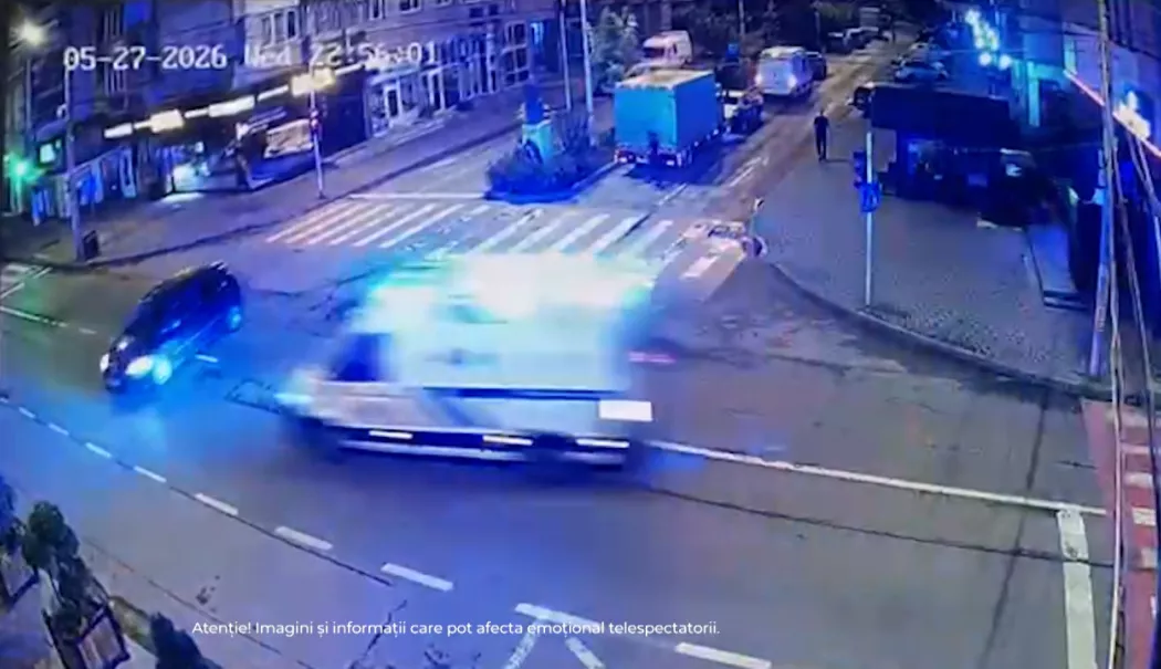 Accident violent între o ambulanță și o mașină. Impactul a fost surprins de camerele de supraveghere